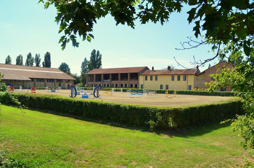 Agriturismo Borgo San Francesco Basiglio Ngoại thất bức ảnh